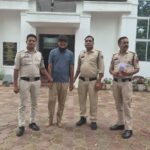 जिला बदर आरोपी का पुलिस कार्यालय में हाईवोल्टेज ड्रामा! पेट्रोल की बोतल लेकर पहुंचा चाहत शुक्ला, हंगामे के बाद गिरफ्तार, कोर्ट से सीधा जेल